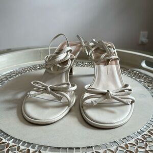 Dolce Vita Madison Heel. Color Ivory. 2.6" Heel Height Sz 9